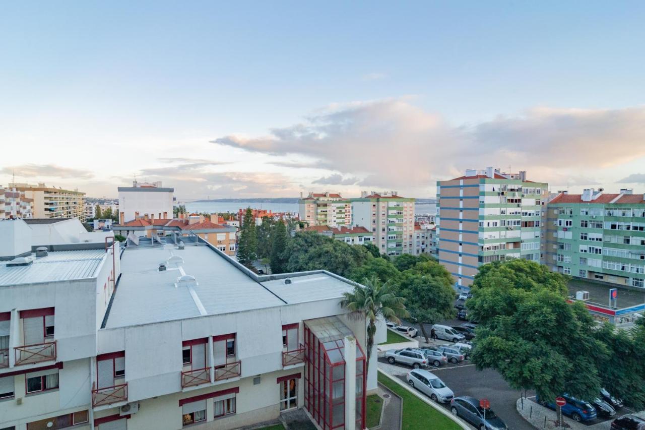 Stylish Apartment W/ River View By Lovelystay Oeiras Exterior photo