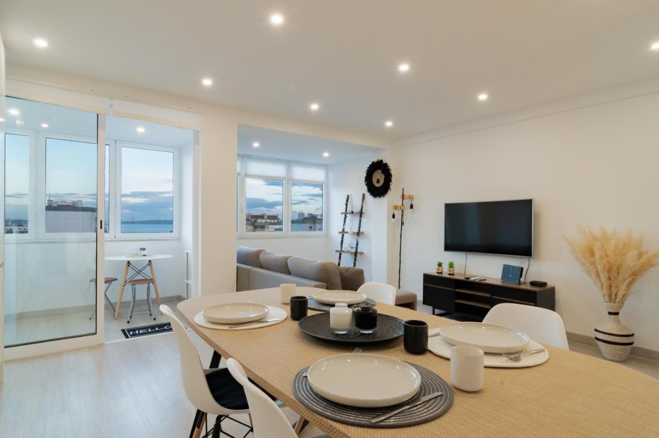 Stylish Apartment W/ River View By Lovelystay Oeiras Exterior photo